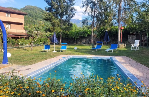 Gragnola Apartment | Apartment with private garden and pool