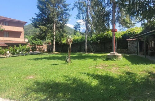 Gragnola Apartment | Apartment with private garden and pool