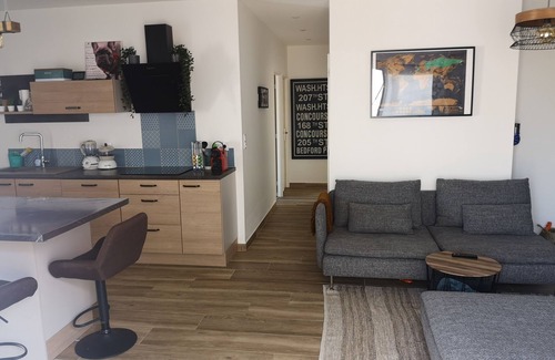 Rognac Apartment | Apartment with swimming pool, garden and air conditioning