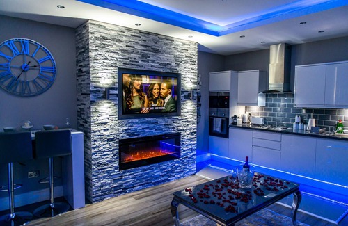 Bradford Apartment | Aphrodite suites The Royal Spa Suite JET SPA BATH