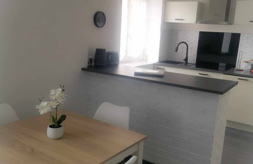 Saint-Germain-Lespinasse Apartment | Appartement à la Campagne Avec 2 Chambres! Idéal Pour se Reposer!