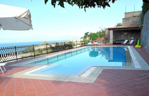 Lacco Ameno House | Appartamento Lindora A: A bright and elegant apartment that is part of a villa situated in a quiet location, a few minutes from the town center, with Free WI-FI.