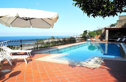 Lacco Ameno House | Appartamento Lindora C: A bright and elegant apartment that is part of a villa situated in a quiet location, a few minutes from the town center, with Free WI-FI.