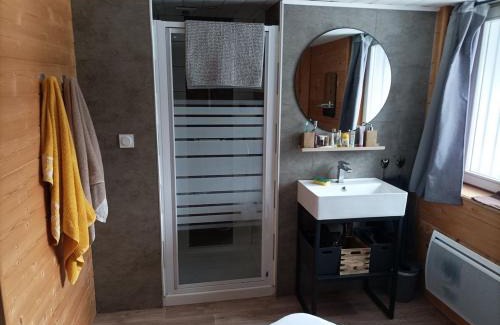 Saint-Jacques-des-Blats Apartment | Appartement Chalet, 8 personnes - L'Oustal