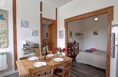 Saint-Genest-Lerpt House | Appartement cocooning avec terrasse et WiFi à Saint-Genest-Lerpt - FR-1-496-287