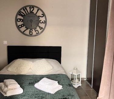 Saint-Georges-des-Groseillers Apartment | Appartement cosy tout équipé et parking couvert privé aux portes de Flers