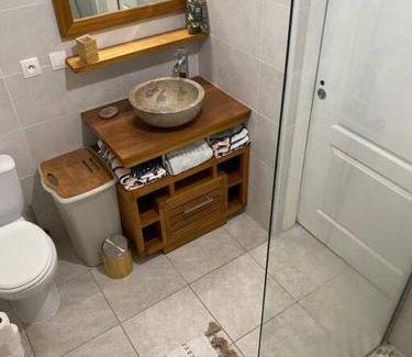 Lamentin Apartment | Appartement Domi Caraïbes confortable avec une piscine chauffée et sécurisée par un filet, une citerne tampon pour faire face aux coupures d'eau, accès Netflix