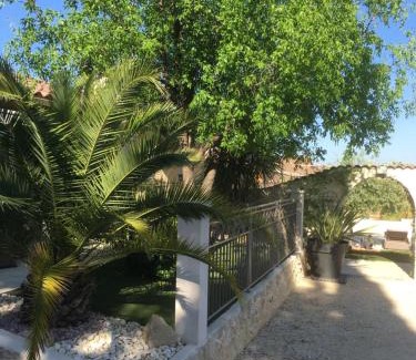 Pont-Saint-Esprit Apartment | Appartement duplex meublé avec vue sur piscine