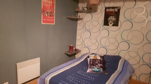 Bazouges-sur-le-Loir Apartment | appartement a l'étage d'une maison avec entrée commune comprenant une chambre avec un grand lit , une d'enfant et un clic-clac dans la piece de vie