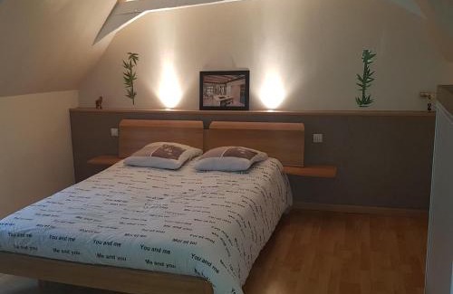 Bazouges-sur-le-Loir Apartment | appartement a l'étage d'une maison avec entrée commune comprenant une chambre avec un grand lit , une d'enfant et un clic-clac dans la piece de vie