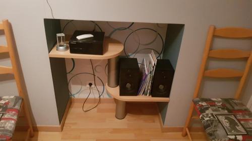 Bazouges-sur-le-Loir Apartment | appartement a l'étage d'une maison avec entrée commune comprenant une chambre avec un grand lit , une d'enfant et un clic-clac dans la piece de vie