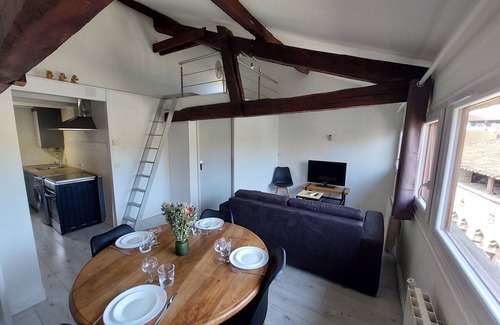 Figeac Apartment | Appartement Lumineux, vue Place Vival