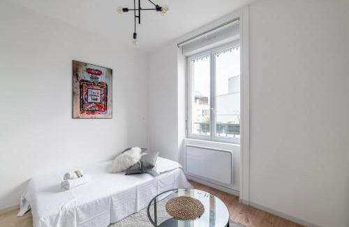 Yves Farge - Le Fleuve Apartment | Appartement Macé - Welkeys