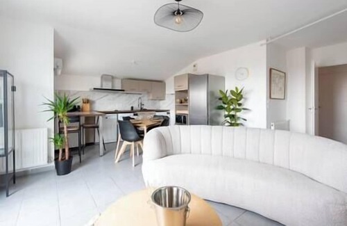 Roseraie Apartment | Appartment close to city center, AC and car park