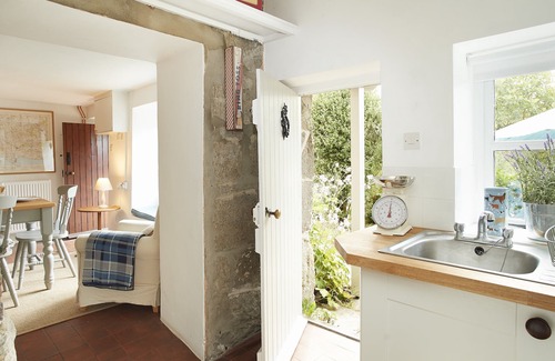 Donhead Saint Andrew Apartment | Appleyard Cottage is a beautiful thatched cottage with plenty of character and modern comforts. Loca