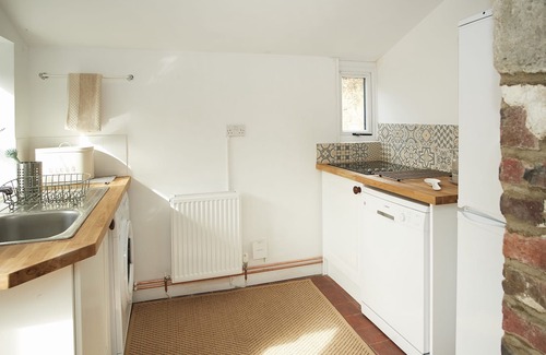 Donhead Saint Andrew Apartment | Appleyard Cottage is a beautiful thatched cottage with plenty of character and modern comforts. Loca