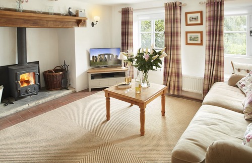 Donhead Saint Andrew Apartment | Appleyard Cottage is a beautiful thatched cottage with plenty of character and modern comforts. Loca