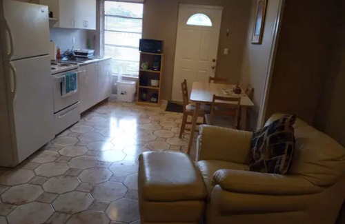 Tamiami Apartment | Apt 2 Q Beds 1 twin, Kitchen ,After 2 guests 15 dollars per person x night