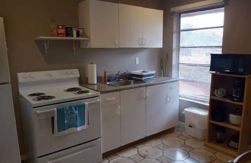 Tamiami Apartment | Apt 2 Q Beds 1 twin, Kitchen ,After 2 guests 15 dollars per person x night