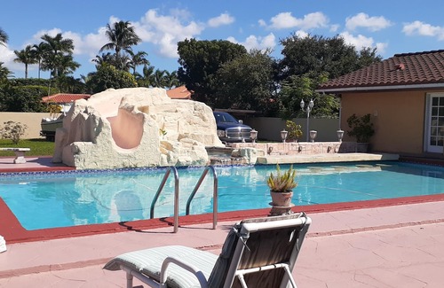 Tamiami Apartment | Apt 2 Q Beds 1 twin, Kitchen ,After 2 guests 15 dollars per person x night