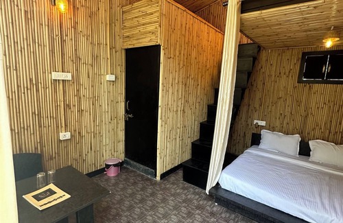 Bhimtal Hotel | Arahnyam Pool Side Cafe & Resort