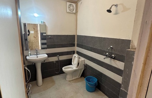 Bhimtal Hotel | Arahnyam Pool Side Cafe & Resort