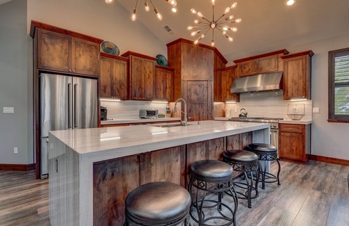 Pioneer Trail House | Arcades, Sauna, Spa, Pool Table, Dreamy Chefs Kitchen: The Lodge