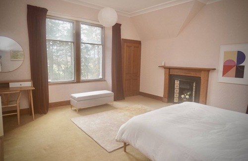 Kingussie House | Ardchoile - In the heart of the Highlands. Sleeps 10, hot tub.