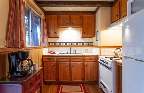 Twin Peaks Hotel | Arrowhead Pine Rose Cabins