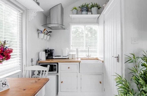 Blandford Saint Mary Ski Chalet | ART STUDIO - ROMANTIC ESCAPE | SLEEPS 2 | HOT TUB | BBQ | PETS ALLOWED | WI-FI