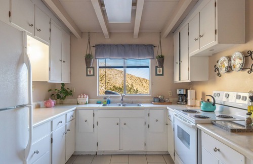 Morongo Valley Cottage | Artemis Cottage-Spacious Desert Retreat at 25 acres gated private Hidden Passage