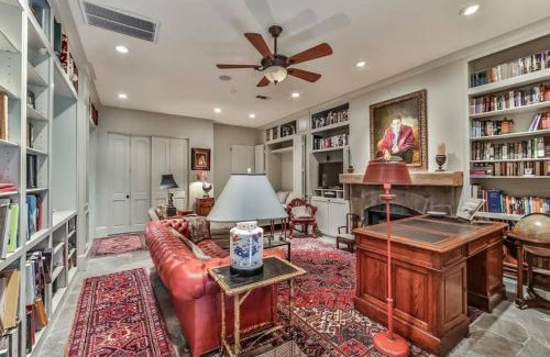 Greenway Plaza-Upper Kirby Apartment | Artist's Library with a Private Swimming Pool