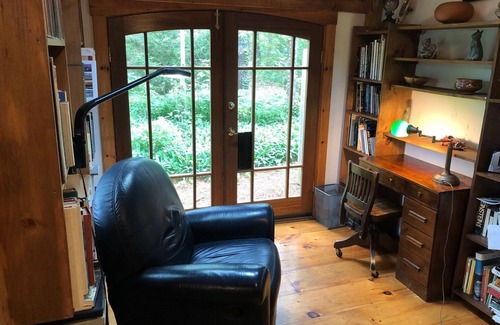 Dennis Cottage | Artists Getaway -Nestled near Scargo Lake