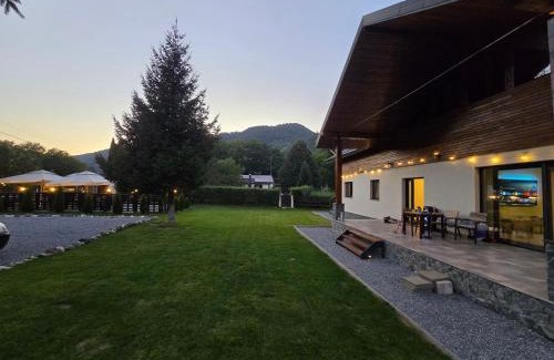 Toplita House | Artizan Chalet