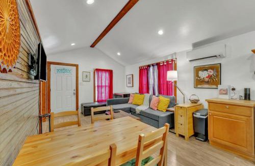 Chestnut House | Artsy East Austin Hideaway