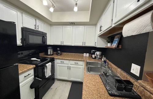 Green Valley North Condo | Artsy Mid-Century Modern 2br2ba