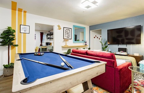Las Vegas Apartment | Artsy Vegas Hideaway: Pool Table & Prime Location