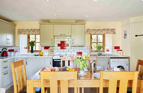 Trecastle House | Ash Tree Cottage with Hot Tub