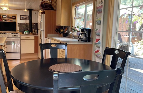 Truckee House | Aspen Ridge Chalet Walk to downtown Truckee and Safeway private hot tub dog ok