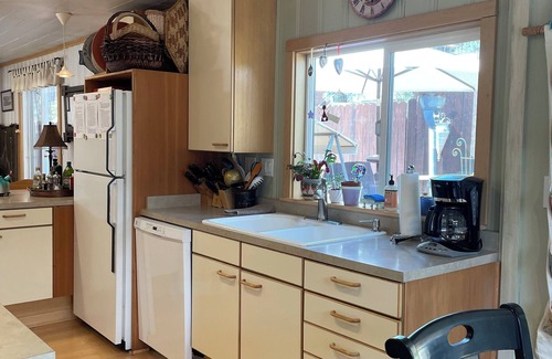 Truckee House | Aspen Ridge Chalet Walk to downtown Truckee and Safeway private hot tub dog ok