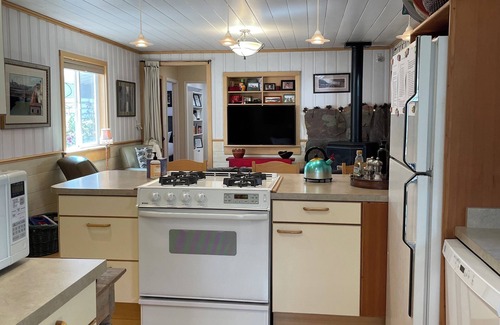 Truckee House | Aspen Ridge Chalet Walk to downtown Truckee and Safeway private hot tub dog ok