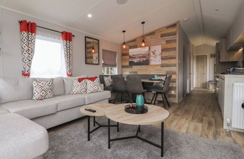 Fence Cottage | ASTORIA LODGE, with a garden in Barrow, Lancashire