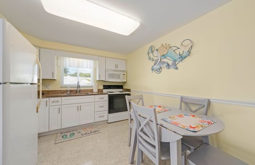 Ilexhurst House | At Ease West: A tropical rental 1/2 block from the beach