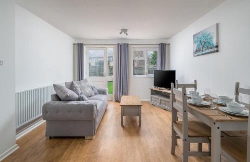 Maidenbower Apartment | Atkinson Pet-Friendly 1-Bedroom Apartment in Crawley with Private Garden & Parking