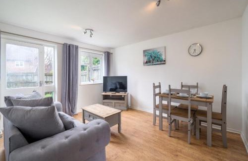 Maidenbower Apartment | Atkinson Pet-Friendly 1-Bedroom Apartment in Crawley with Private Garden & Parking