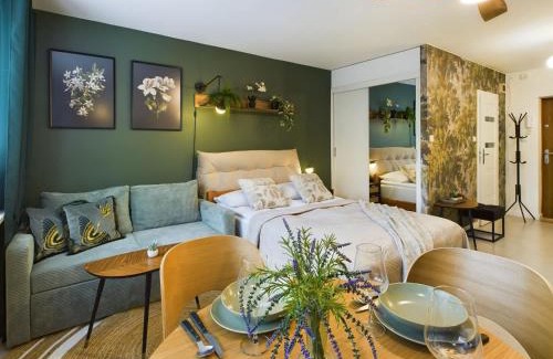 Saska Kepa Apartment | Atmospheric Studio for 3 People in Warsaw with Desk for Remote Work by Noclegi Renters