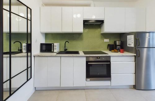 Saska Kepa Apartment | Atmospheric Studio for 3 People in Warsaw with Desk for Remote Work by Noclegi Renters