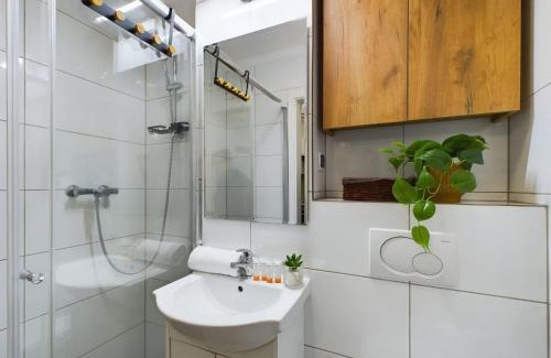 Saska Kepa Apartment | Atmospheric Studio for 3 People in Warsaw with Desk for Remote Work by Noclegi Renters