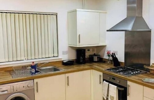 Thames House | Atom, Large 4/5 Bed House, Sleeps 12,Garden,London