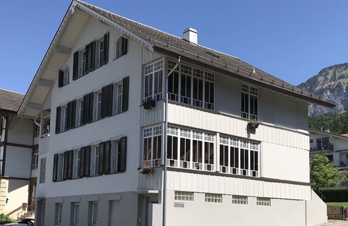 Leissigen Apartment | Attic flat with a view of Lake Thun and the mountains.